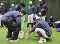 '[뉴스]주장 생일 케이크를 바닥에 쏟았다! → 어수선한 롯데, 이것으로 '액땜&#‥ 뉴스기사 썸네일