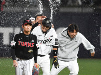 '[뉴스]2년 16억 왜 도장 안찍나 했는데...버틸만 했네, 홈런 2위-타점 3위 ‥ 뉴스기사 썸네일