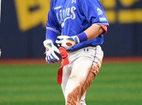 '[뉴스]김성윤 오자마자, 또 부상이라니…, 홈런 자켓에 북어까지 걸렸다[잠실현장] 뉴스기사 썸네일