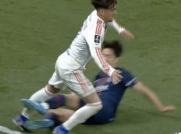 '[뉴스]'양발 태클은 위험해' 얼굴 맞고 분노한 이강인, '보복‥ 뉴스기사 썸네일