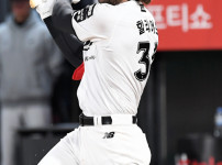 '[뉴스]김재환 스리런에 6-0, 경기 끝나나 했더니 힐리어드 그랜드슬램 폭발 동점...핵전‥ 뉴스기사 썸네일