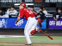 '[뉴스]최지훈 기습 번트 나비 효과, 한화 충격적 14실점 자멸[대전 승부처] 뉴스기사 썸네일