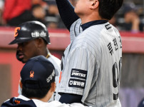 '[뉴스]'오늘 아빠 잘했지?' 가족 앞에서 완성한 완벽투와 아빠 미소, ‥ 뉴스기사 썸네일