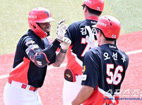'[뉴스]이러니 35홈런 떠나보냈지…글러브만 4개 챙겼다! 첫 경기부터 무력시위 “컨디션 1‥ 뉴스기사 썸네일