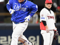 '[뉴스]'43세 맞아?' 인사는 따뜻하게, 승부는 냉정하게...최형우 쐐‥ 뉴스기사 썸네일