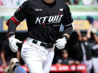 '[뉴스]“홈런으로 승기 잡았다“ 지쳤던 60세 老감독 얼굴에 비로소 웃음꽃이 피었다 [인천‥ 뉴스기사 썸네일