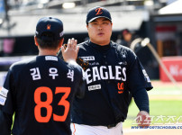 '[뉴스]‘현진이 형 200승 만들자’ 한마음이었는데...불펜 제구 난조에 무너진 한화, K‥ 뉴스기사 썸네일
