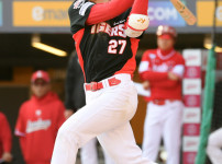 '[뉴스]만년 백업에서 KIA 1번타자 출세...10타석 0안타인데, 왜 기대가 되냐 뉴스기사 썸네일