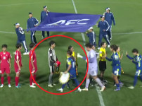 '[뉴스]'헌국이랑 하이파이브도 안해' 북한 선수단 충격 행동 논란...전‥ 뉴스기사 썸네일