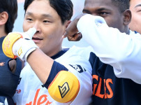 '[뉴스]'내 못생긴 동생!' 페라자-김태연, 끝내기 홈런 후 '‥ 뉴스기사 썸네일