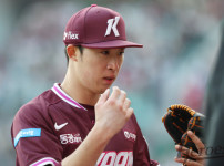 '[뉴스]단돈 1억 투자로 데려온 '만년 2군' 투수가 7억, 5억 신인 ‥ 뉴스기사 썸네일