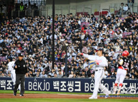 '[뉴스]'야구 인기 이렇게 뜨겁나' 금요일밤 잠실구장 매진! 2만3750‥ 뉴스기사 썸네일