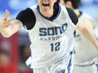 '[뉴스][KBL PO] 1,2차전 3PT 0/6 하지만 ‘슈퍼 루키’는 좌절하지 않았다..‥ 뉴스기사 썸네일