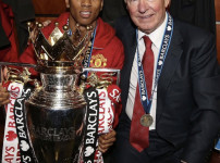 '[뉴스][오피셜]이 선수는 '해버지' 박지성과 자리를 두고 다퉜다...&‥ 뉴스기사 썸네일