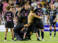 '[뉴스]파란만장 리오넬 메시. 심판실 쳐 들어갔던 메시, 이번에는 친선전 관중 난입에 쓰러‥ 뉴스기사 썸네일