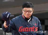 '[뉴스]“프로한테 뭔 얘길 하나“ → 김태형 감독, '라인업 제외' 한동‥ 뉴스기사 썸네일