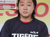 '[뉴스]“현진형과 익힌 신무기가 킥“ 한화 아쉽겠네, 시범경기 '제로맨'‥ 뉴스기사 썸네일