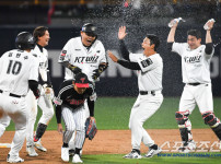 '[뉴스]'디펜딩 챔피언 LG 킬러' 장성우 연장 10회 끝내기 한방...‥ 뉴스기사 썸네일