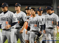 '[뉴스]“쿠싱 형 첫 SV 공 찾습니다“…팬서비스 하다가 식은땀났다, '신인 ‥ 뉴스기사 썸네일