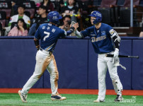 '[뉴스]테일러 '헤드샷' 퇴장에 '불펜'이 뭉쳤다…&#‥ 뉴스기사 썸네일