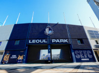 '[뉴스]서울 이랜드, 홈경기장·클럽하우스 새단장…관람 환경부터 훈련 공간까지 새롭게 바꿨다‥ 뉴스기사 썸네일