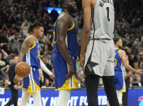 '[뉴스]"누가 갚아줄래?" NBA가 뜨겁다! 224cm 외계인의 팔꿈치 ‥ 뉴스기사 썸네일