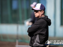 '[뉴스]도박 파문 때문에? 김태형 롯데 감독, 얼굴이 반쪽이 됐다 → “부모님들은 얼마나 ‥ 뉴스기사 썸네일