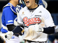 '[뉴스]홈런에 호수비! 안재석, 복귀 신고 확실히 했다…'잭로그 2승' ‥ 뉴스기사 썸네일