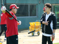 '[뉴스]“제 연봉 안받을테니 대신 사주세요“ 무보수의 조건, 이 투자는 진심이다 뉴스기사 썸네일