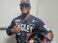 '[뉴스]초대형 실수에도 주눅들지 않았다…“여전히 야구 즐기지만, 전보다 성숙해졌다“ 페라자‥ 뉴스기사 썸네일